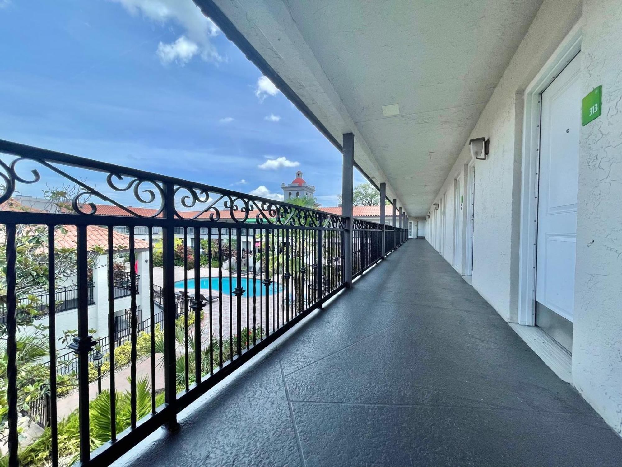 Red Roof Inn Plus & Suites Tampa Exteriör bild
