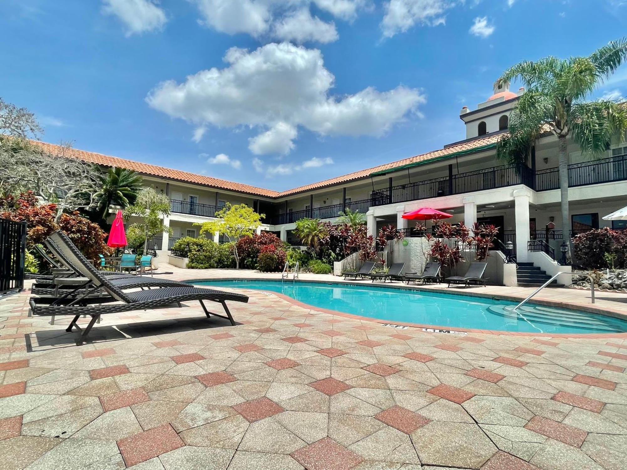 Red Roof Inn Plus & Suites Tampa Exteriör bild